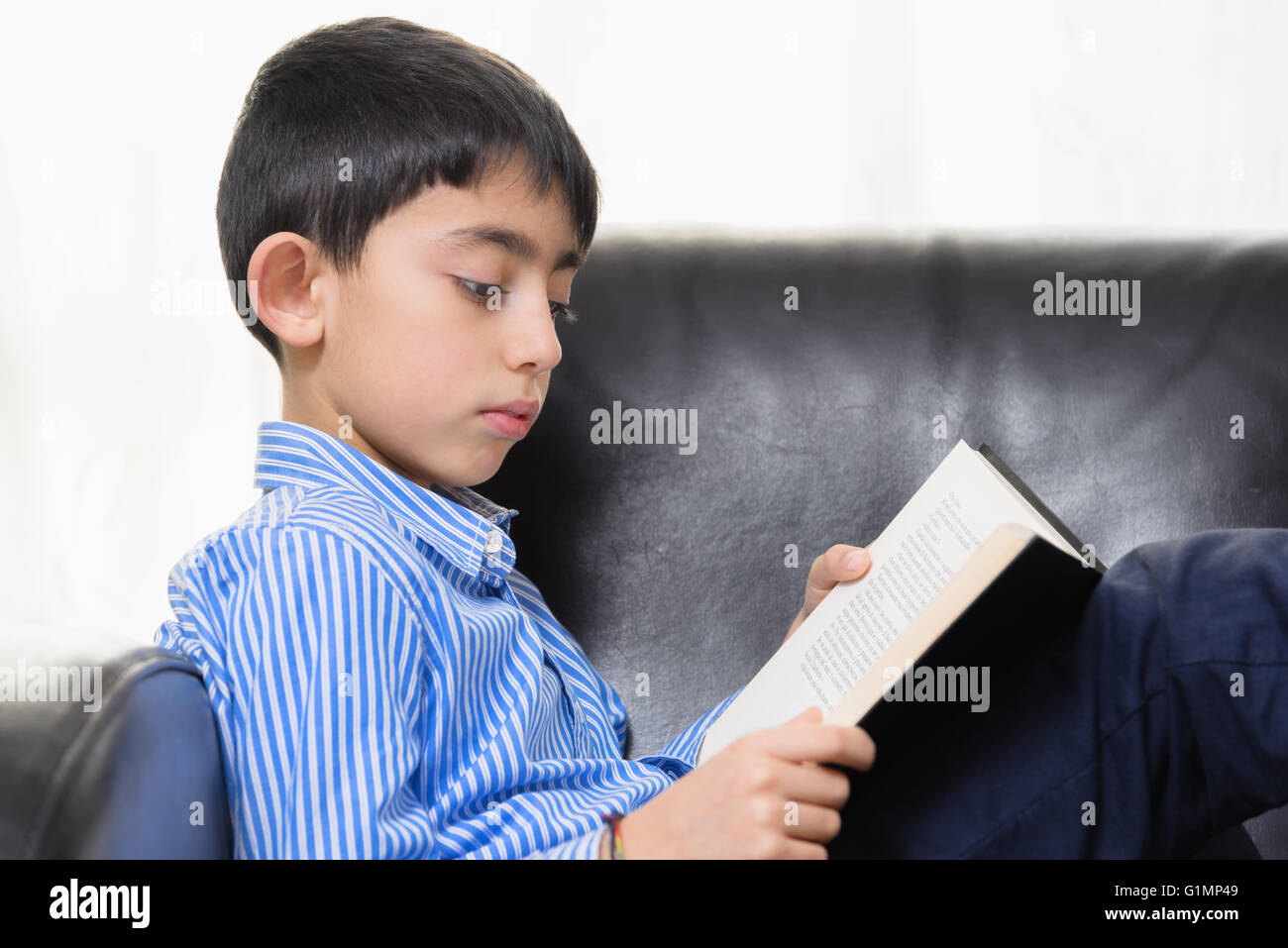 Jeune garçon étudie avec un livre Banque D'Images