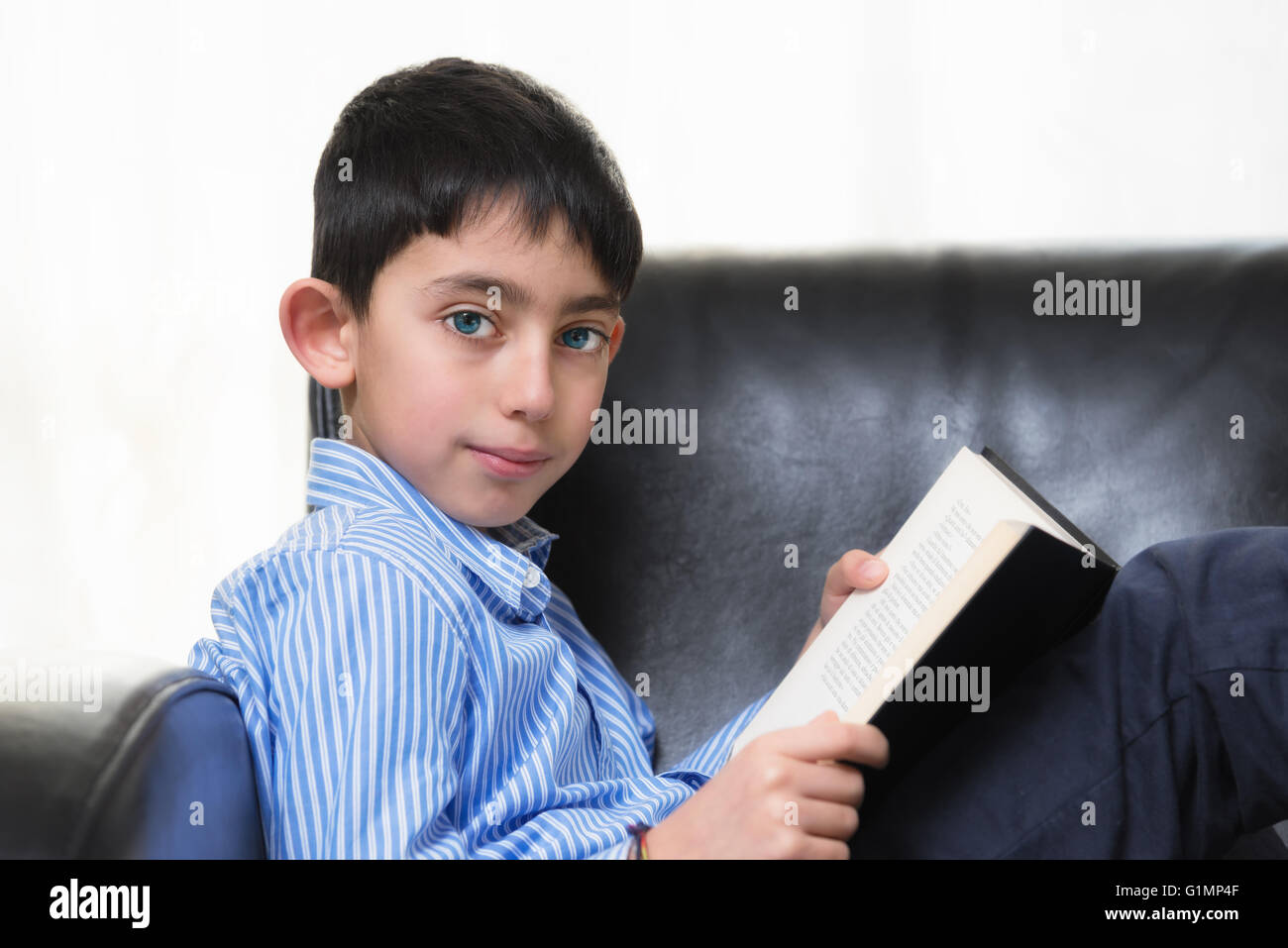 School Boy Reading a book Banque D'Images