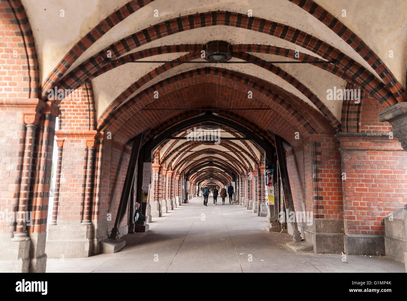Les gens qui marchent en Oberbaum Bridge Berlin Allemagne Banque D'Images