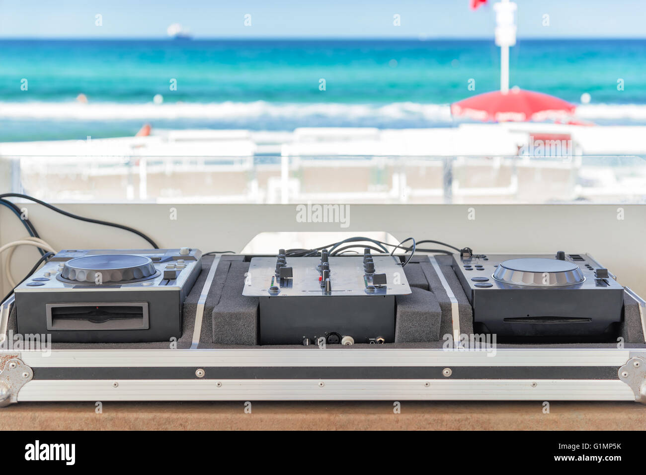 Sumer parti : dj console sur la plage Banque D'Images