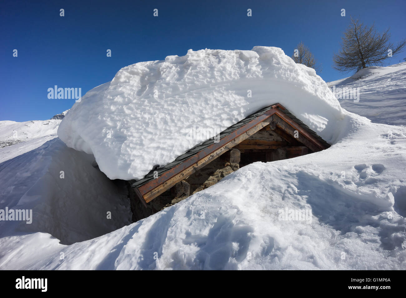 Maison de montagne couverte de neige et isolés. Chiesa in Valmalenco, Sondrio, Italie Banque D'Images