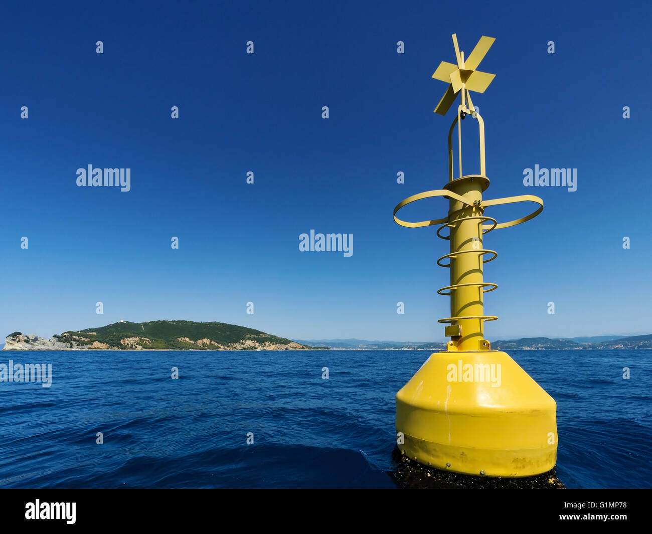 Marqueur jaune bouée de navigation en mer Banque D'Images