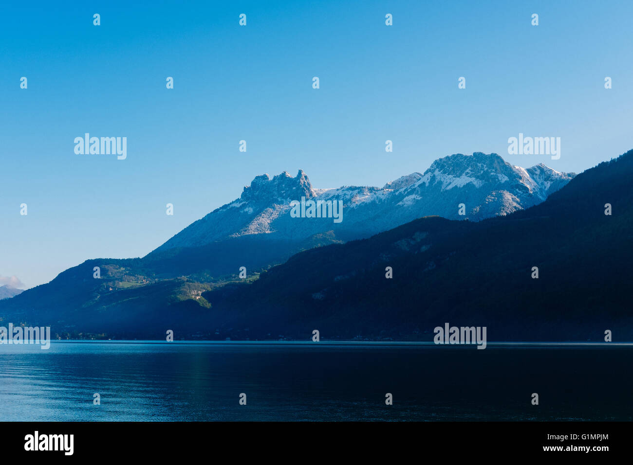 Lac d'Annecy avec les Dents de Lanfon (à gauche)et Madrid, Haute-Savoie, France Banque D'Images