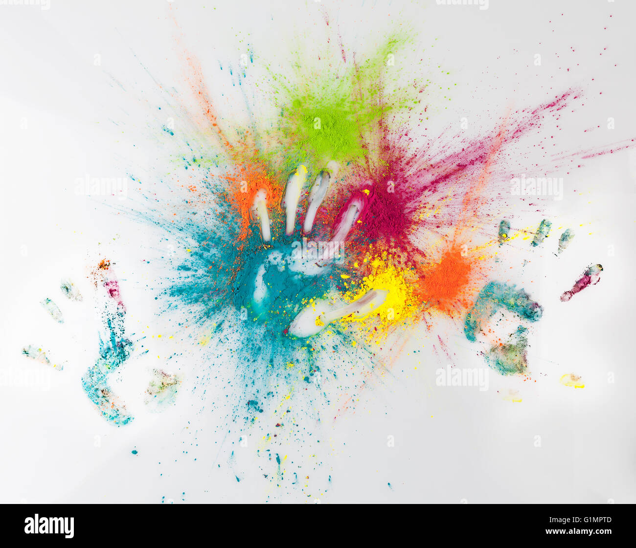 Les empreintes de main sur Holi colorés en poudre. Happy Holi concept. Banque D'Images