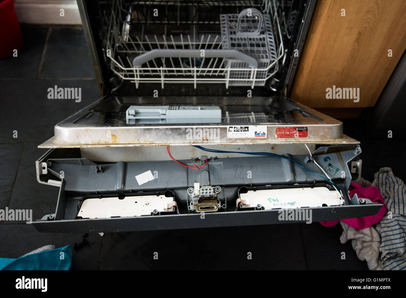 Hotpoint lave-vaisselle à réparer. Banque D'Images