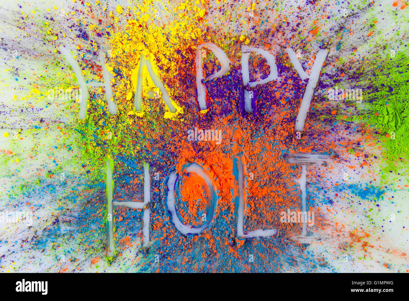 Happy Holi écrit sur Holi dynamique en poudre Banque D'Images
