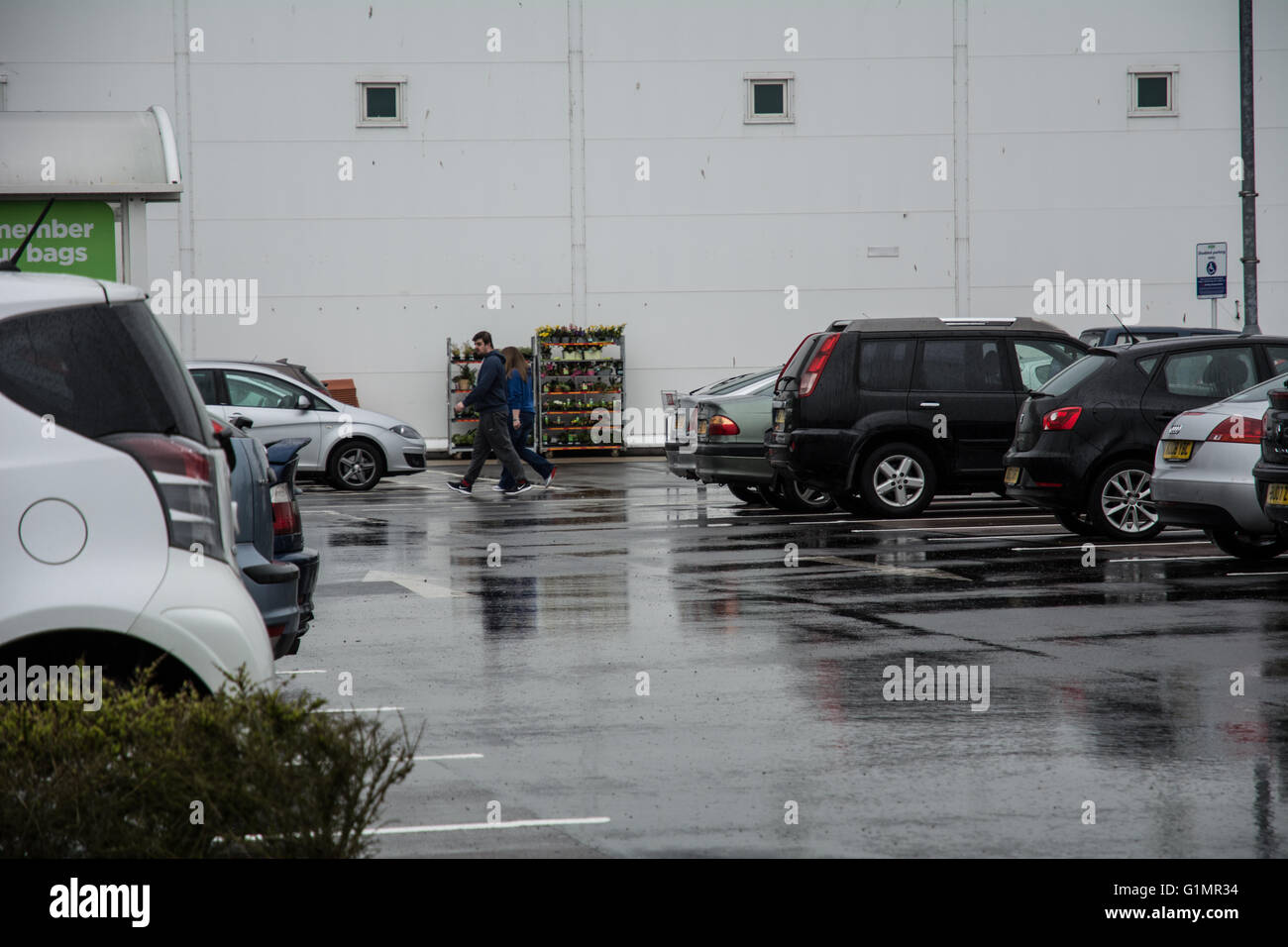 L'Asda à Lowestoft dans la pluie. Banque D'Images