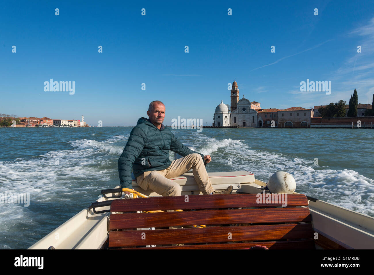 Motor Yacht voyageant à Venise entre les îles de San Michele (ri) et Murano (le) Banque D'Images