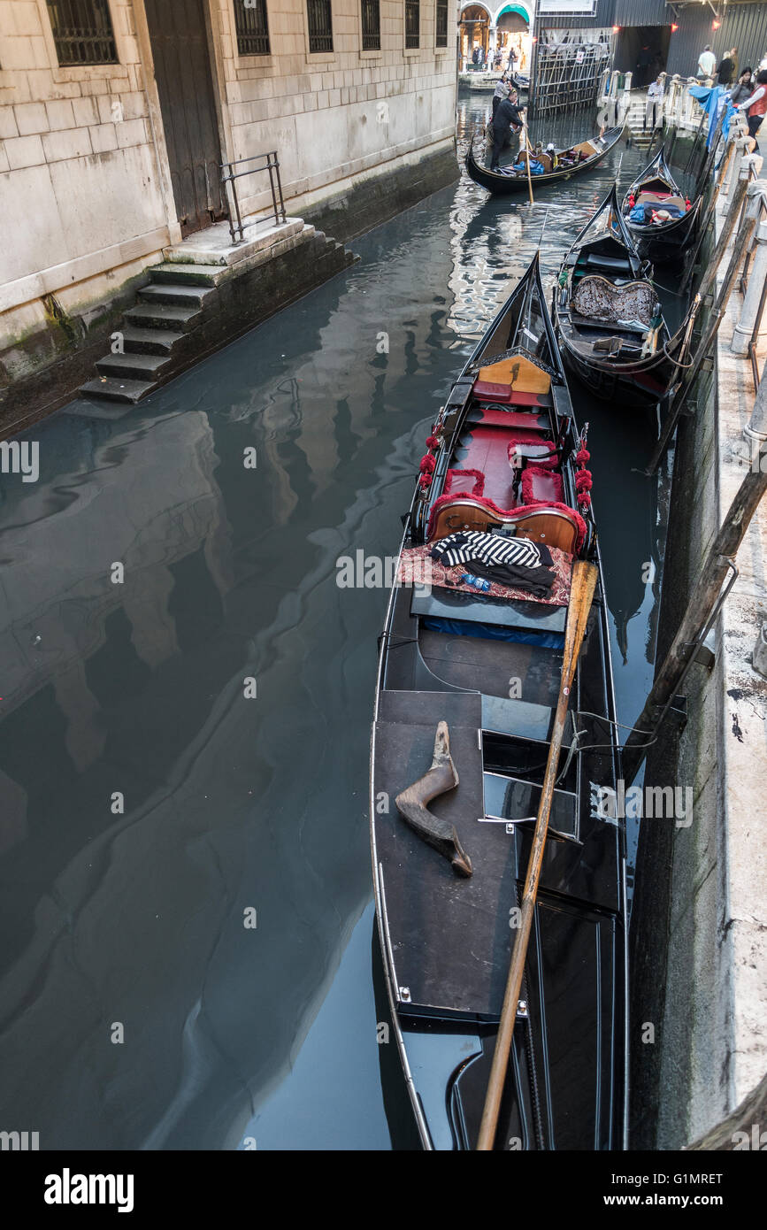 Gondoles sur un canal derrière la Piazza San Marco Banque D'Images