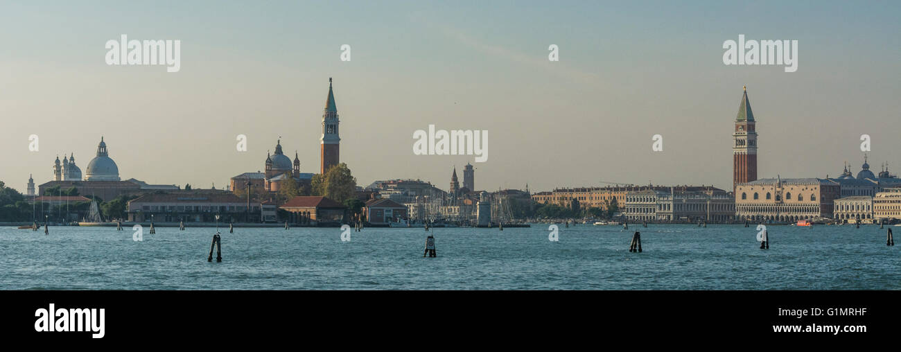 Vue depuis Laguna sur Santa Maria della Salute, San Giorgio Maggiore, et le Campanile San Marco Banque D'Images