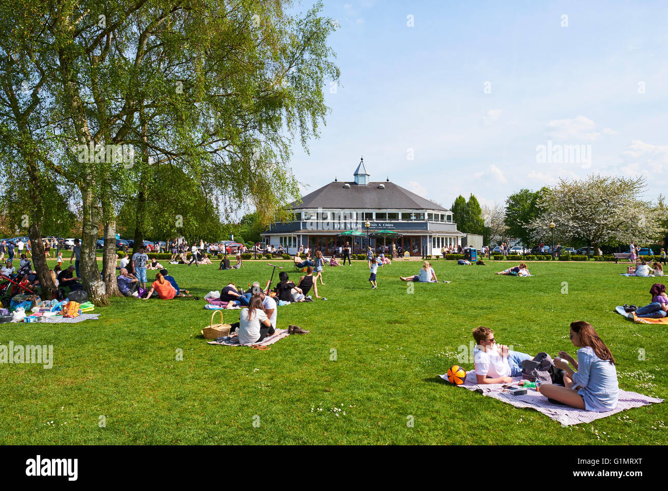 Les familles se détendre au Recreation Ground de Stratford-Upon-Avon Warwickshire UK Banque D'Images
