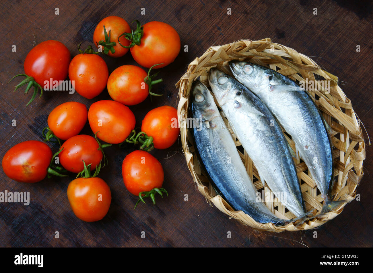 Vietnam, poisson braisé à la tomate, un plat populaire au Vietnam, repas savoureux, bon marché, de la nutrition et de matière première fraîche Banque D'Images