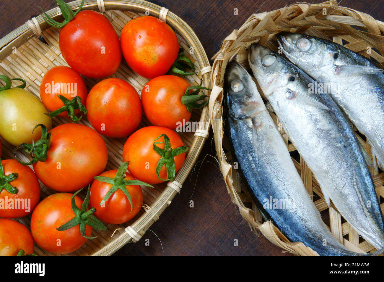 Vietnam, poisson braisé à la tomate, un plat populaire au Vietnam, repas savoureux, bon marché, de la nutrition et de matière première fraîche Banque D'Images