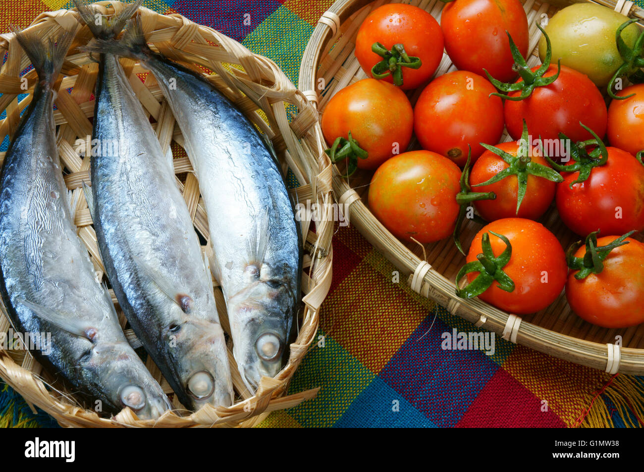 Vietnam, poisson braisé à la tomate, un plat populaire au Vietnam, repas savoureux, bon marché, de la nutrition et de matière première fraîche Banque D'Images