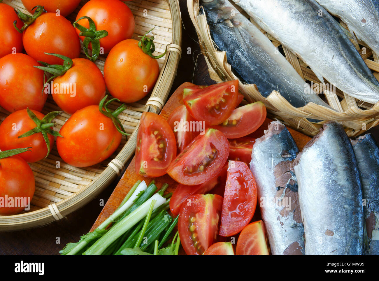 Vietnam, poisson braisé à la tomate, un plat populaire au Vietnam, repas savoureux, bon marché, de la nutrition et de matière première fraîche Banque D'Images
