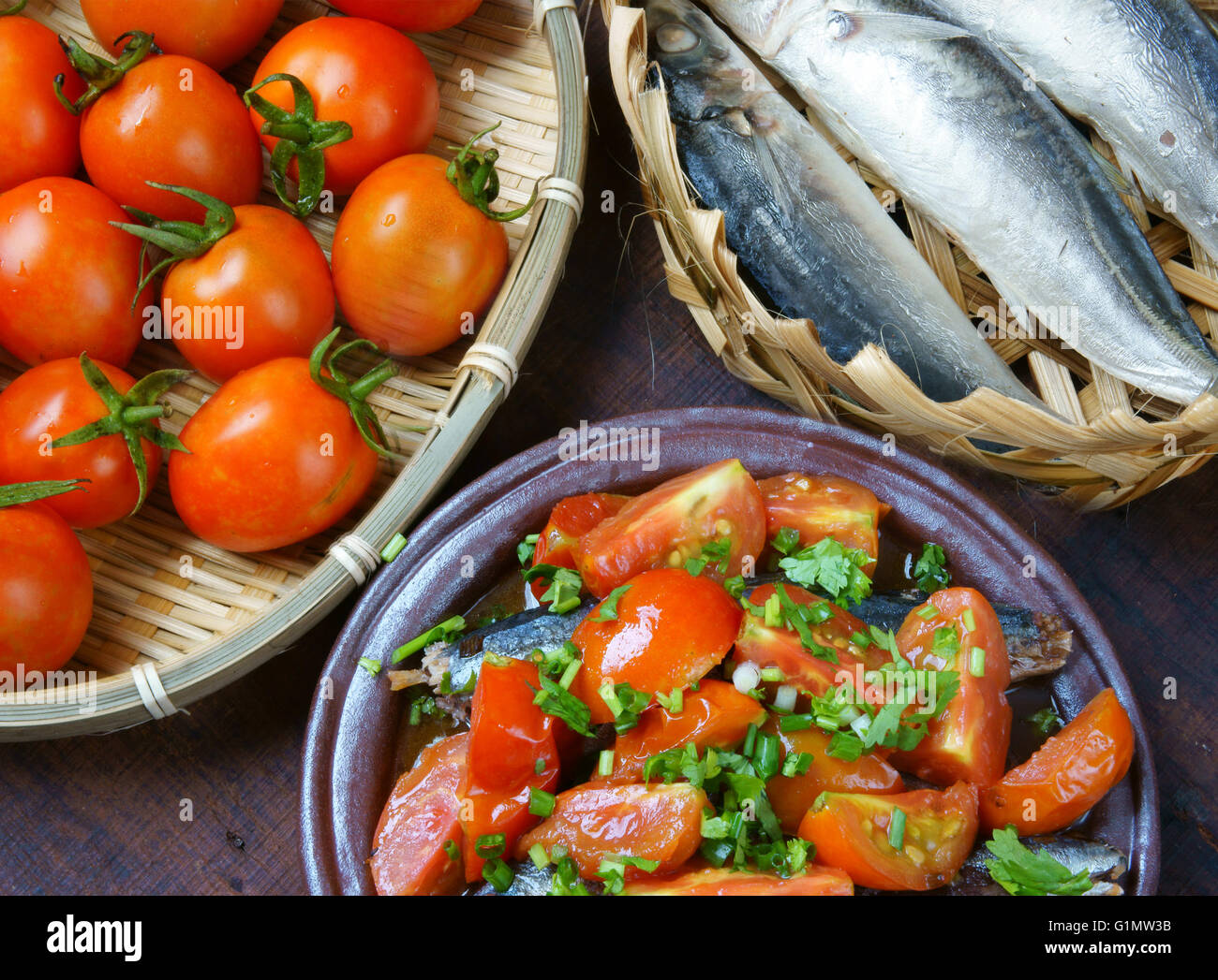 Vietnam, poisson braisé à la tomate, un plat populaire au Vietnam, repas savoureux, bon marché, de la nutrition et de matière première fraîche Banque D'Images