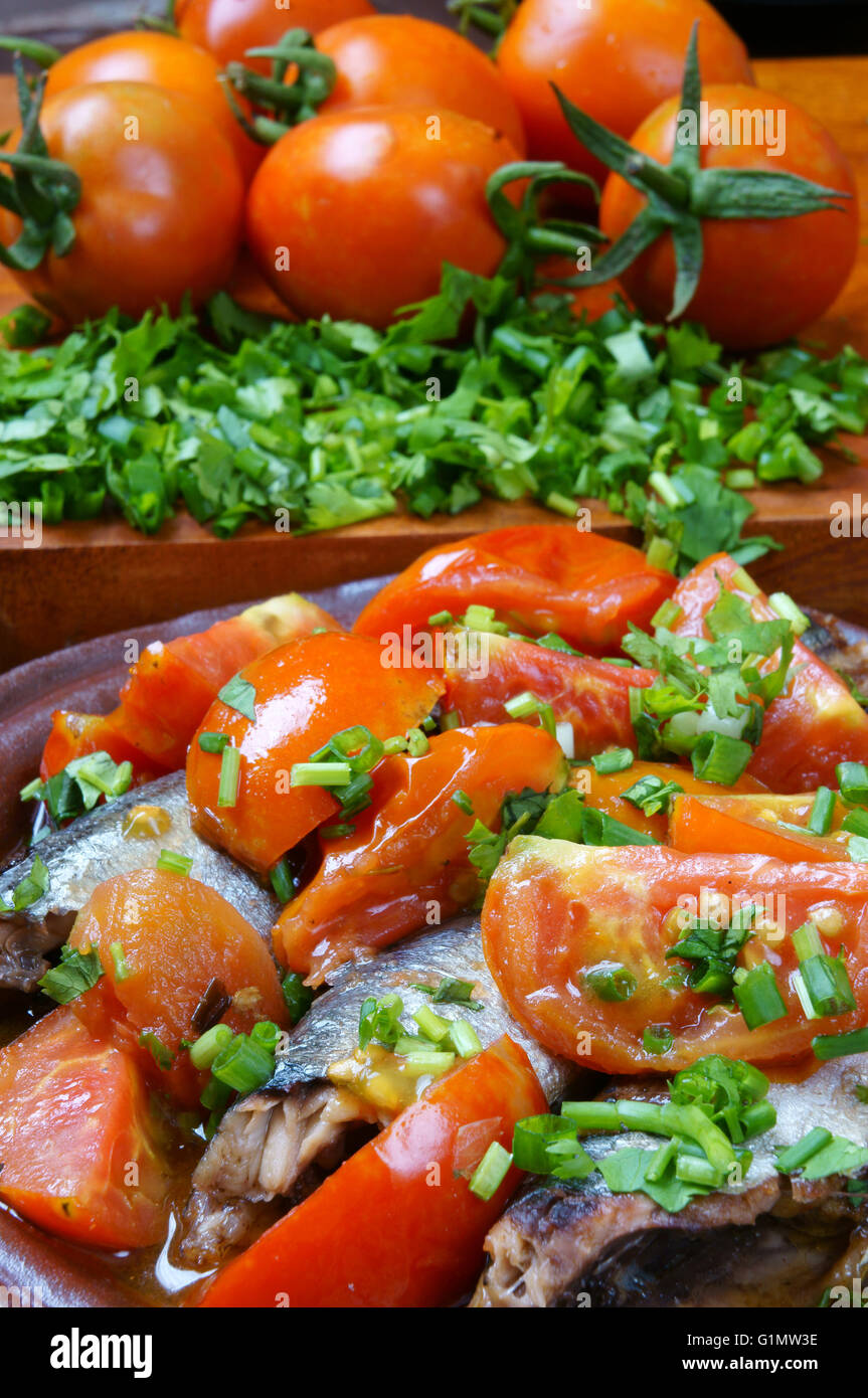 Vietnam, poisson braisé à la tomate, un plat populaire au Vietnam, repas savoureux, bon marché, de la nutrition et de matière première fraîche Banque D'Images