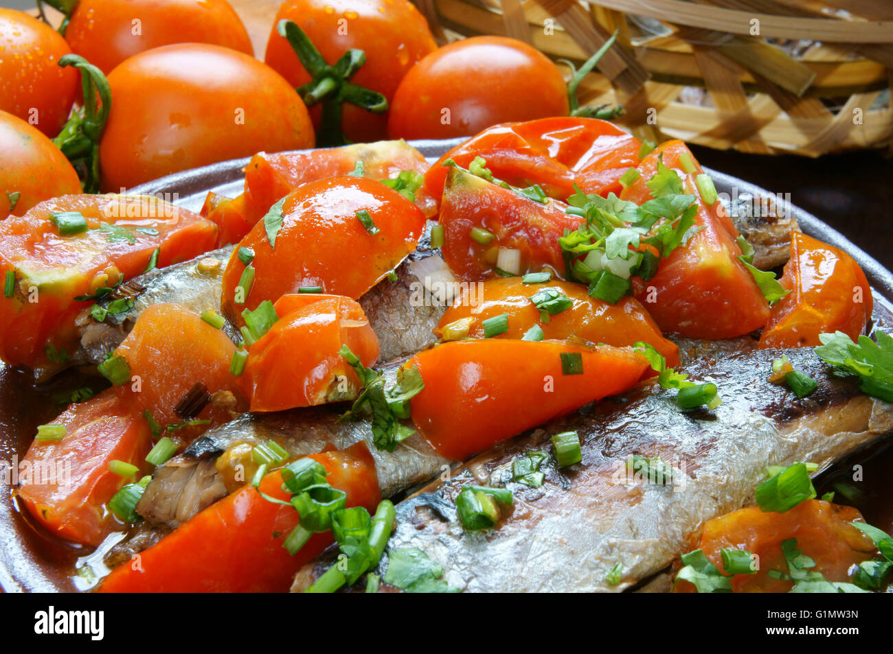 Vietnam, poisson braisé à la tomate, un plat populaire au Vietnam, repas savoureux, bon marché, de la nutrition et de matière première fraîche Banque D'Images