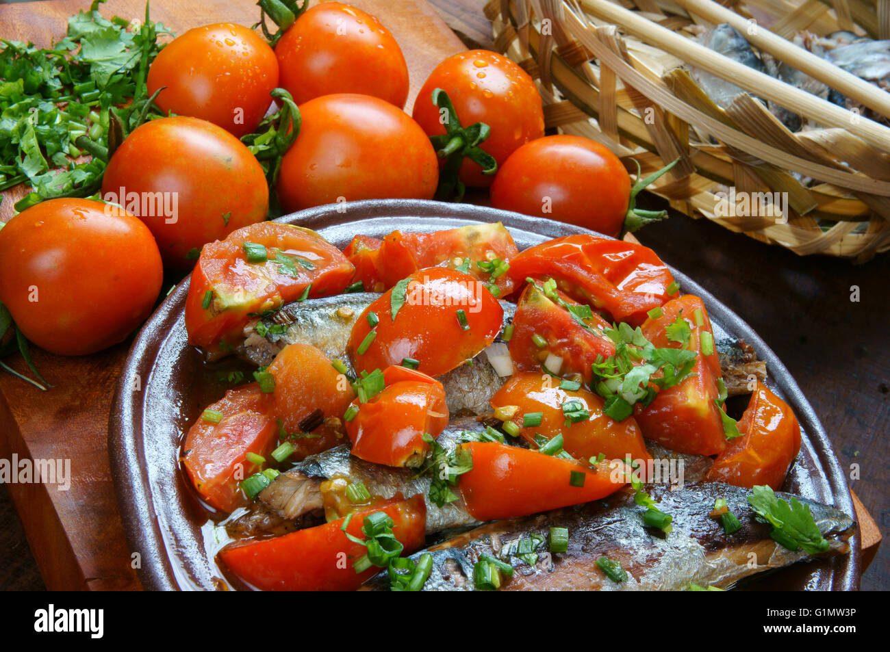 Vietnam, poisson braisé à la tomate, un plat populaire au Vietnam, repas savoureux, bon marché, de la nutrition et de matière première fraîche Banque D'Images