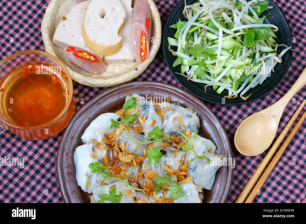 Vietnam, banh cuon nom rouleau de nouilles de riz ou gâteau roulé, est fabriqué à partir de pâte de riz remplis de porc, champignons Banque D'Images