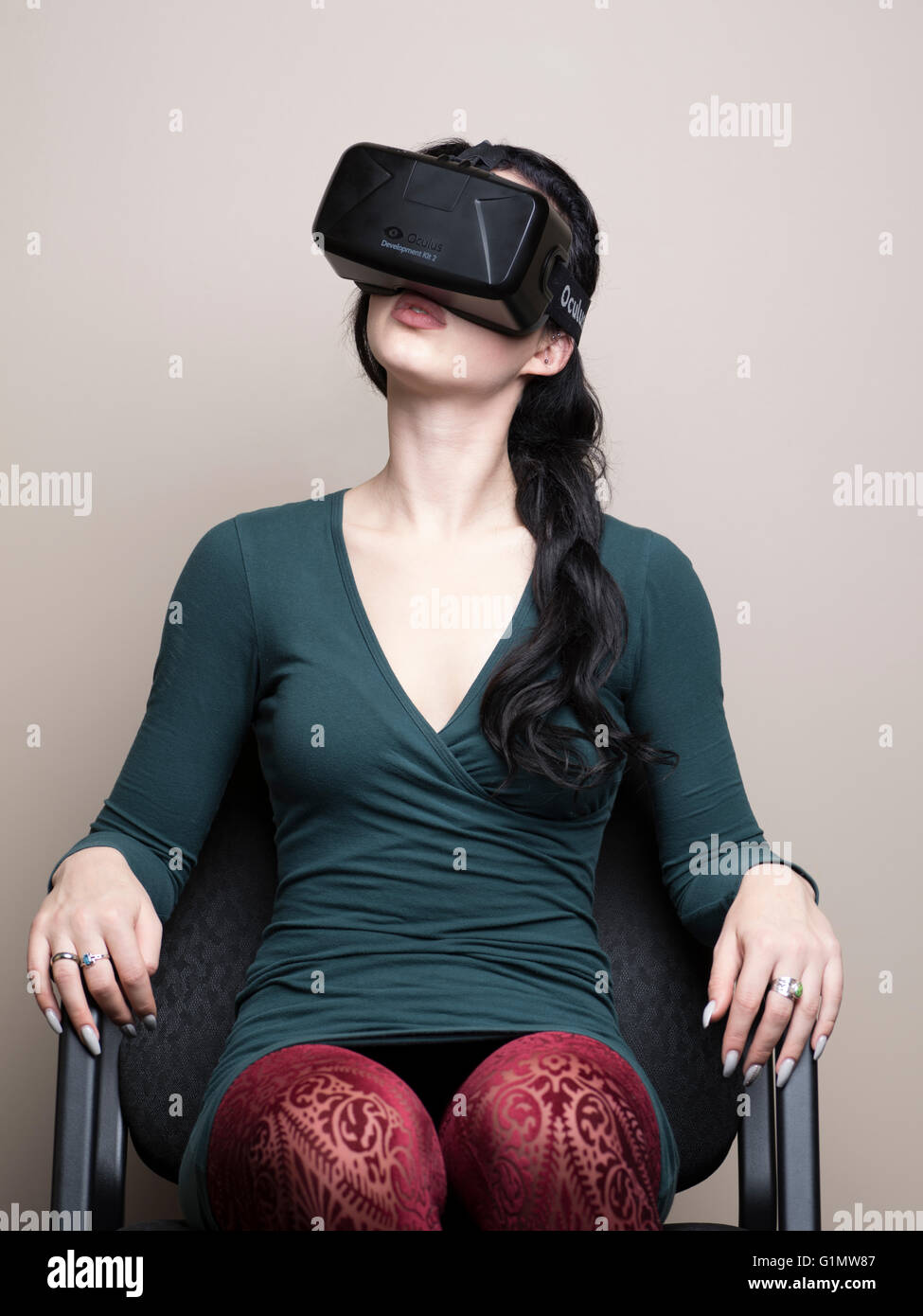 Young Caucasian woman casque de réalité virtuelle Oculus Rift, Development Kit version 2 Banque D'Images