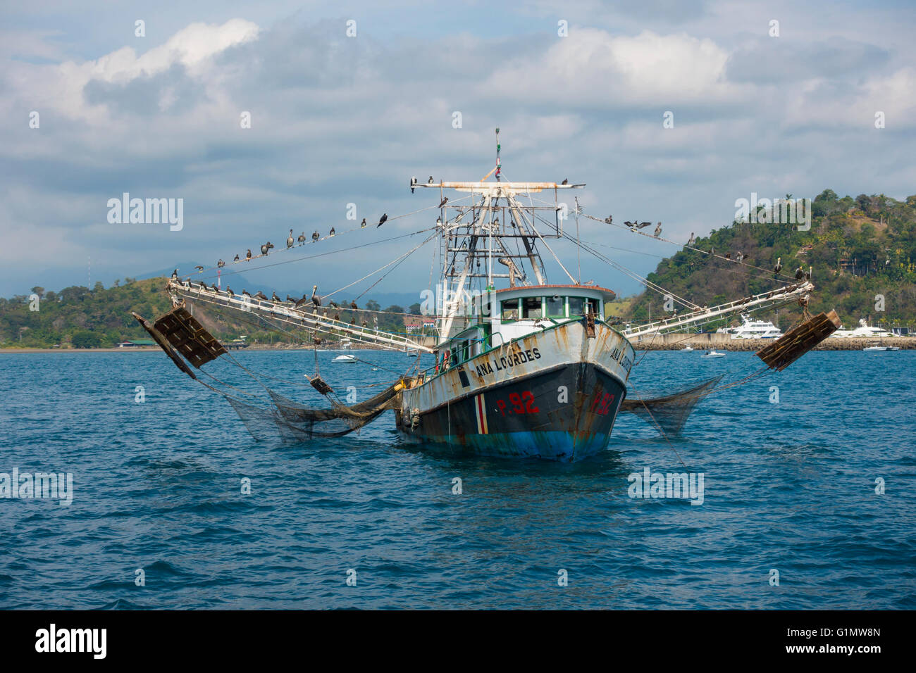 Un chalutier assis dans une baie sur l'océan Pacifique. Quepos, Costa Rica. Banque D'Images