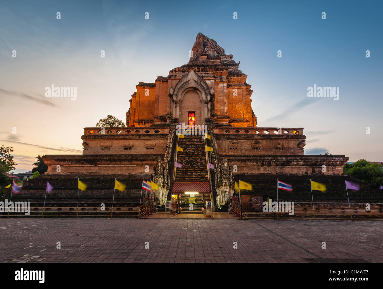 Wat Chedi Luang temple au coucher du soleil, Chiang Mai, Thaïlande Banque D'Images