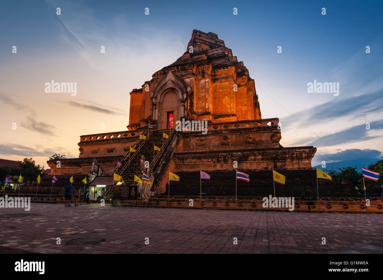 Wat Chedi Luang temple au coucher du soleil, Chiang Mai, Thaïlande Banque D'Images