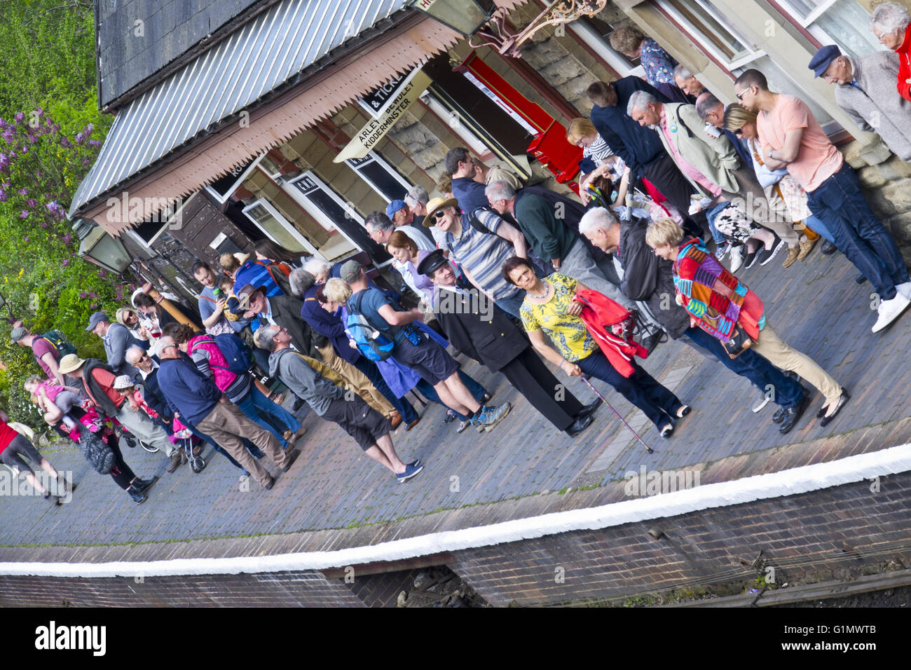 Les passagers qui attendent sur la plate-forme Severn Valley Railway Banque D'Images