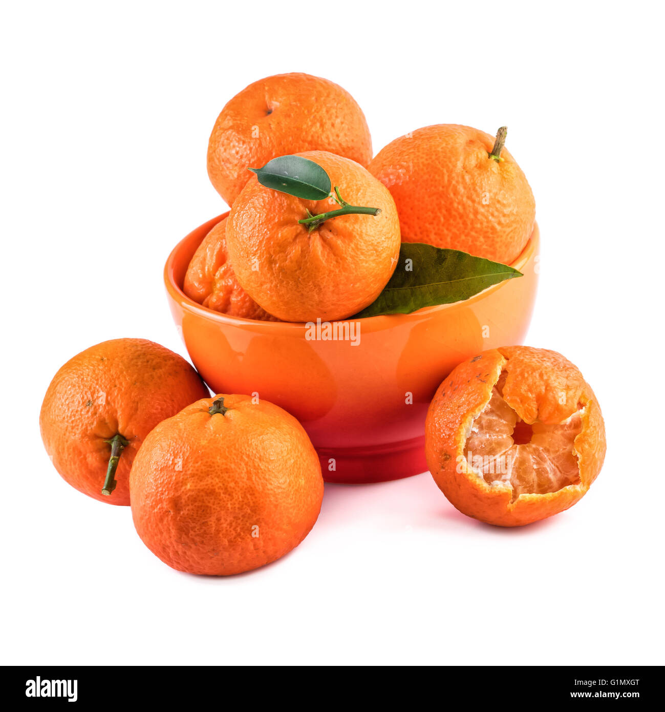 Mandarines mandarines dans la composition de la coupe orange isolé sur blanc. Banque D'Images