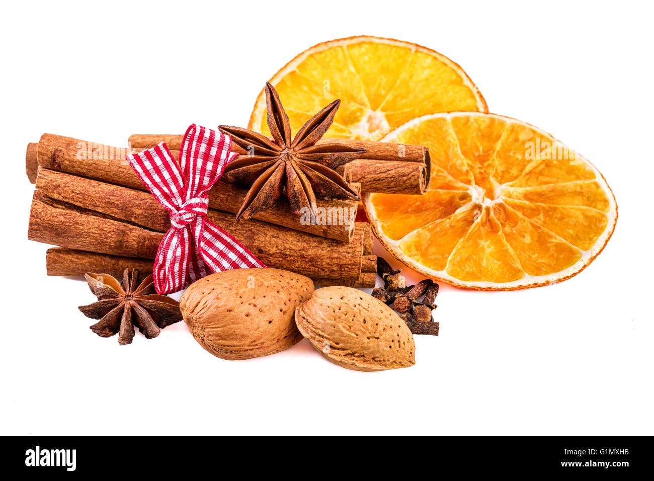 Épices de Noël cannelle, anis, girofle, noix d'amandes séchées et des tranches d'orange. Banque D'Images