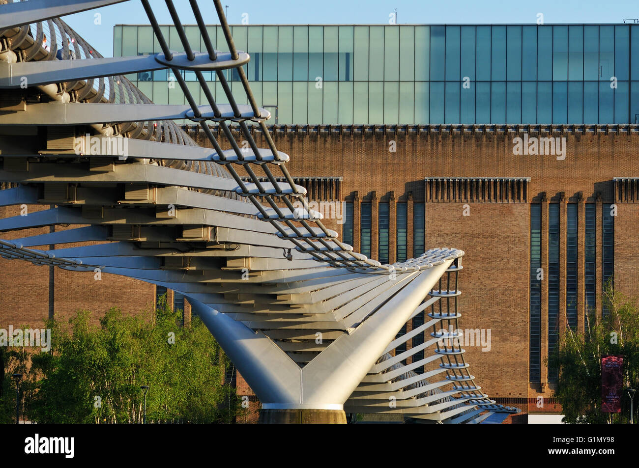 Le Millennium Bridge et le Tate Modern Building, Londres, Royaume-Uni, de la rive nord de la Tamise Banque D'Images