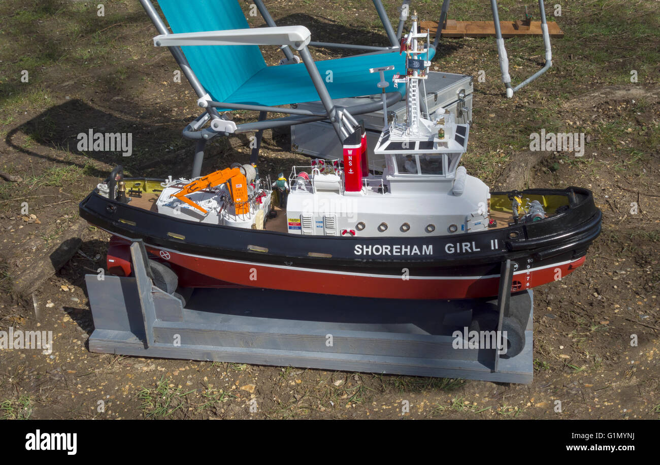 Modèle d'un remorqueur bateau de travail 'Shoreham Girl II' Propulsé par moteur électrique s'assit sur le stand en attente d'être navigué Banque D'Images
