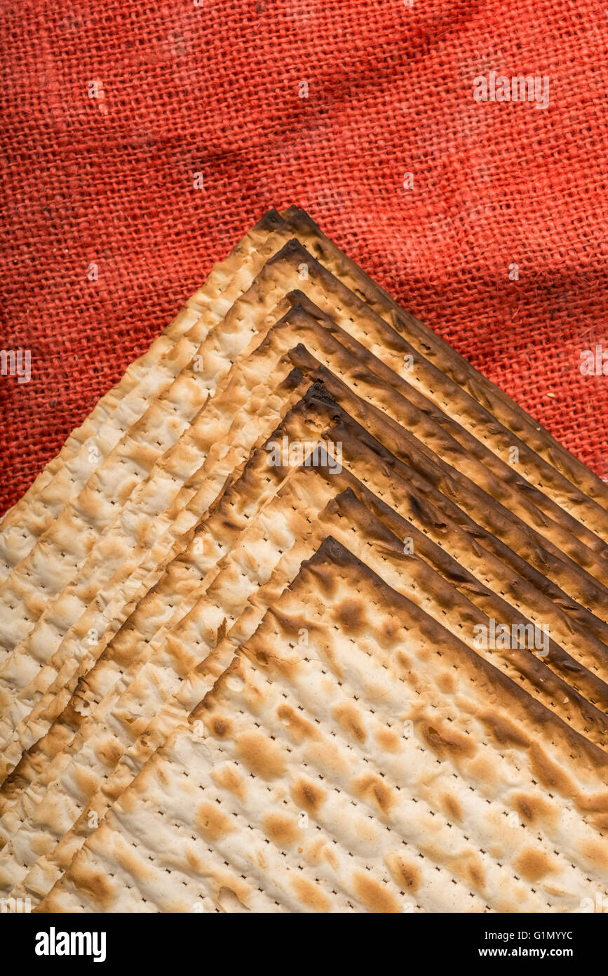 La matsa - pâque juive sur pain de toile rouge Banque D'Images