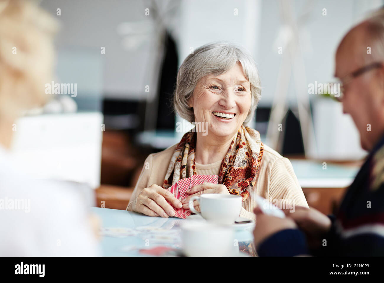 Granny positive avec ses amis Banque D'Images