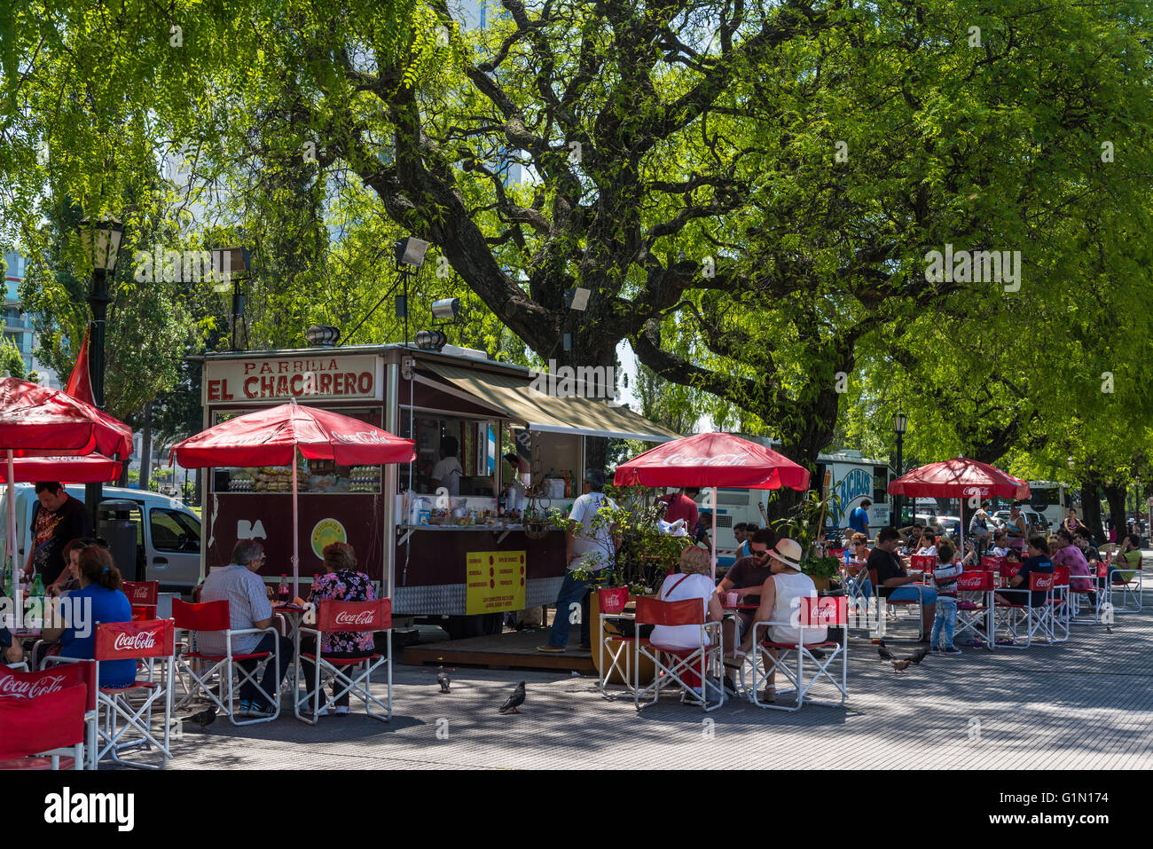 Promenade et des cafés traditionnels le long de Costanera Sur réserve écologique, Buenos Aires, Argentine Banque D'Images
