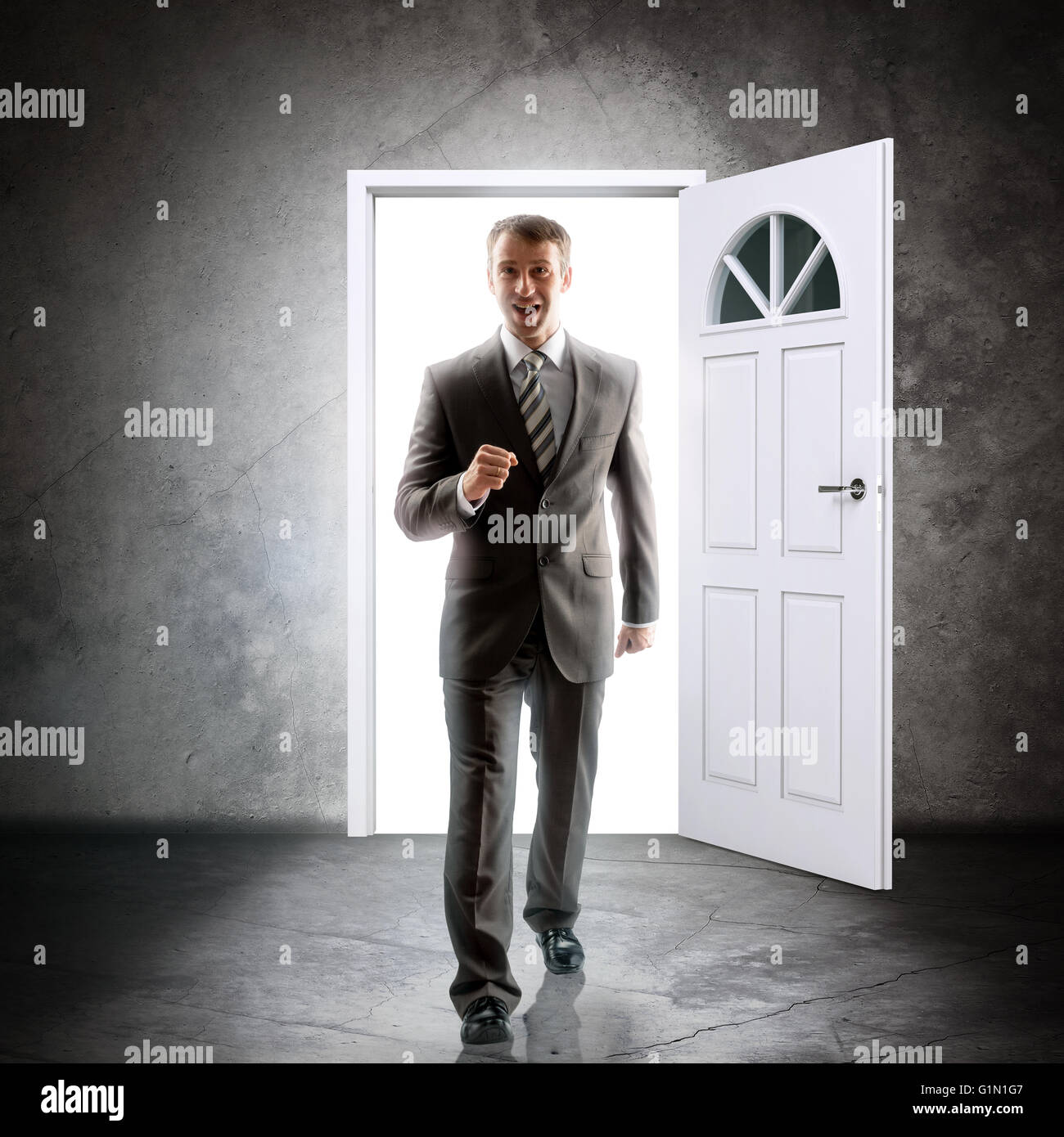 Par la porte à l'intérieur vient d'affaires Banque D'Images Par la porte à l'intérieur vient d'affaires Banque D'Images
