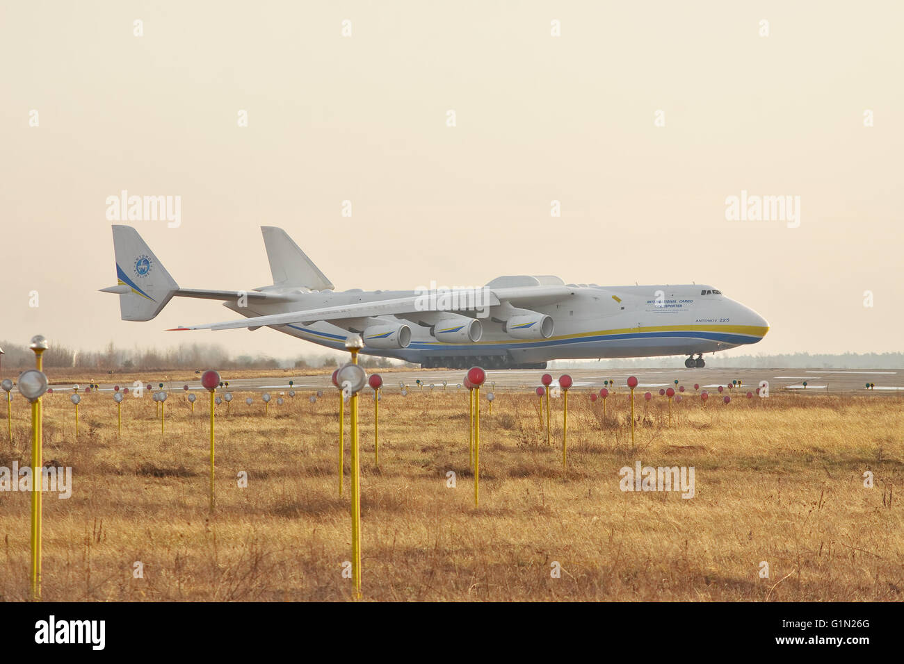 Région de Kiev, Ukraine - le 5 janvier 2012 : Le plus gros avion cargo du monde Antonov An-225 Mriya est le roulage vers la piste pour t Banque D'Images