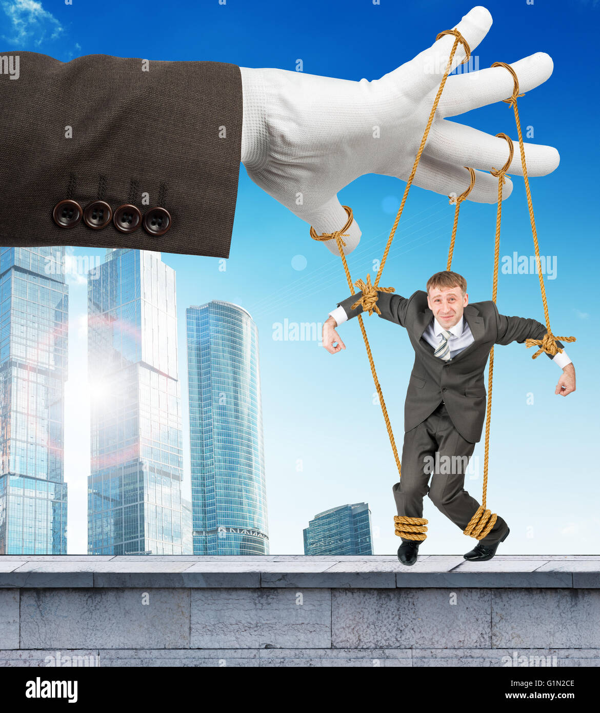 Businessman hanging sur des chaînes comme marionette Banque D'Images
