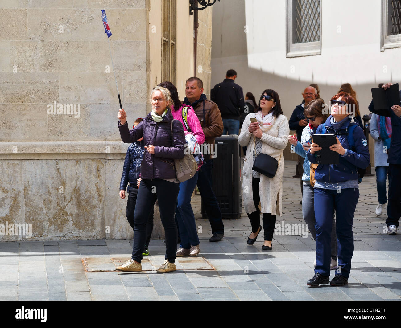 Guide touristique et un groupe de touristes étrangers dans la vieille ville de Bratislava. Banque D'Images