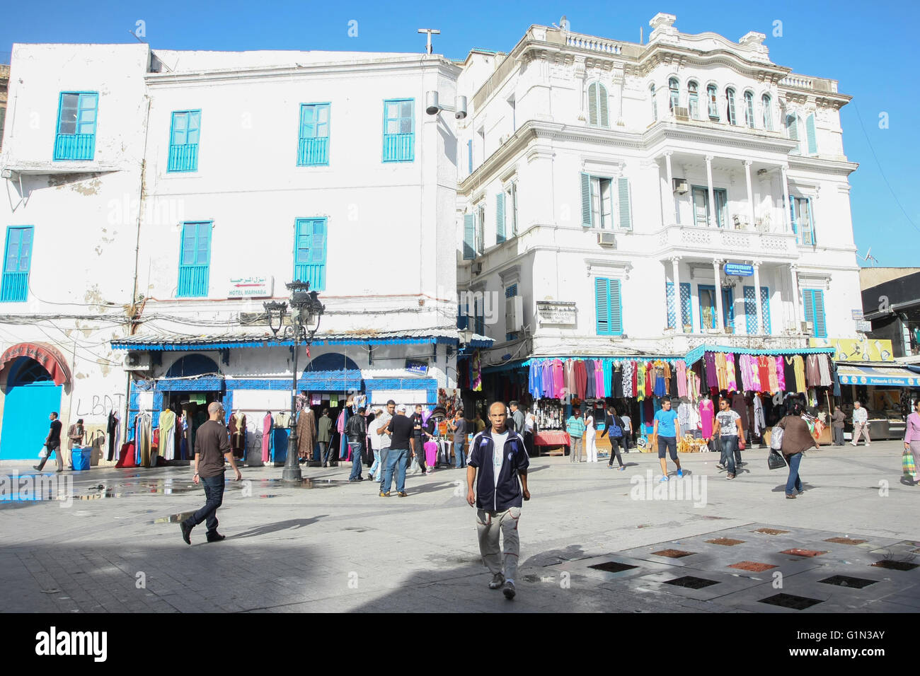 Les gens qui marchent à la place publique de la Place de la Victoire, à la beginig de Medina, le célèbre marché de Tunis, Tunisie. Banque D'Images