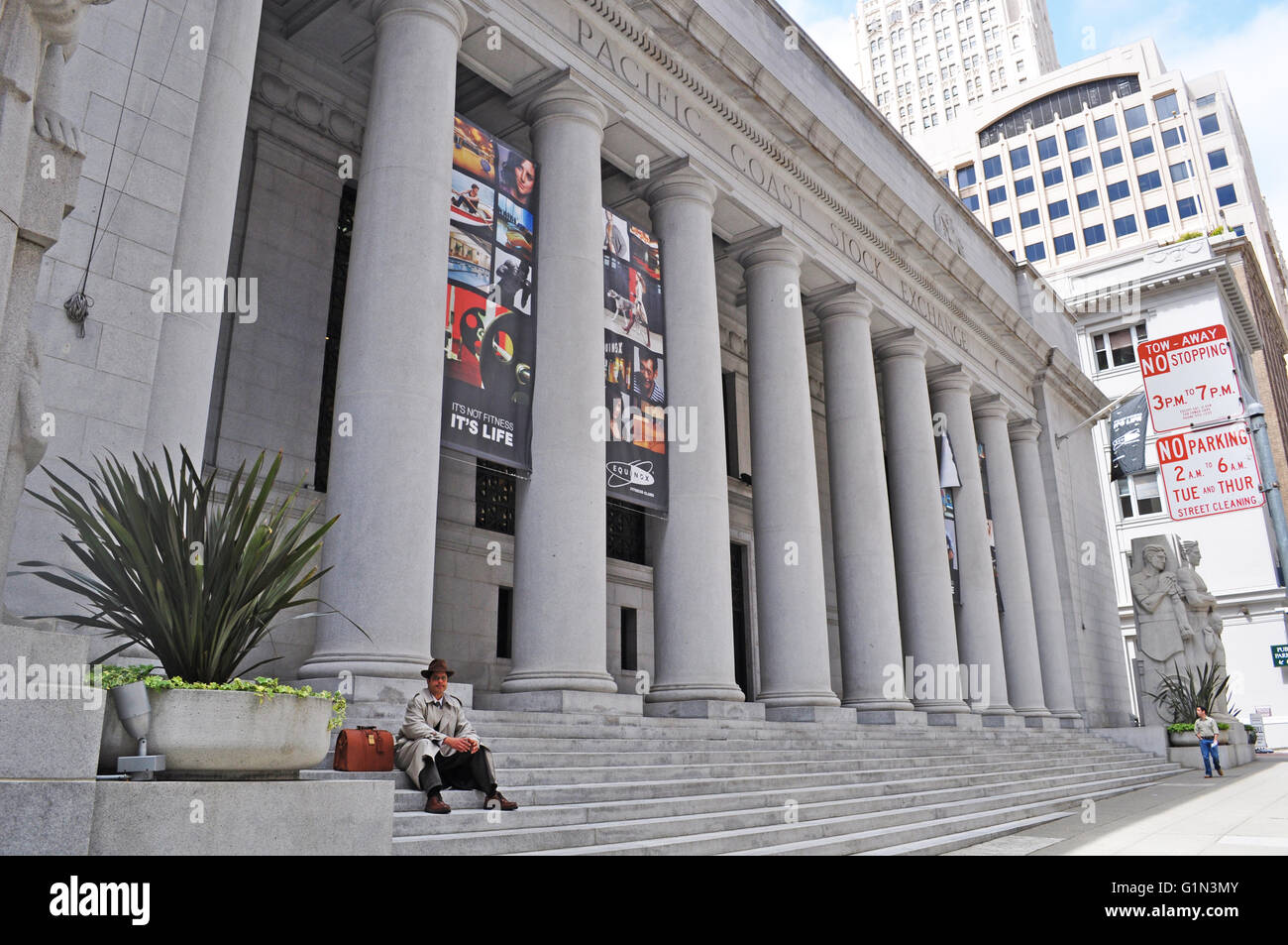 San Francisco : Un homme assis sur les marches de la Bourse de la côte du Pacifique, une bourse régionale en Californie jusqu'en 2001 Banque D'Images