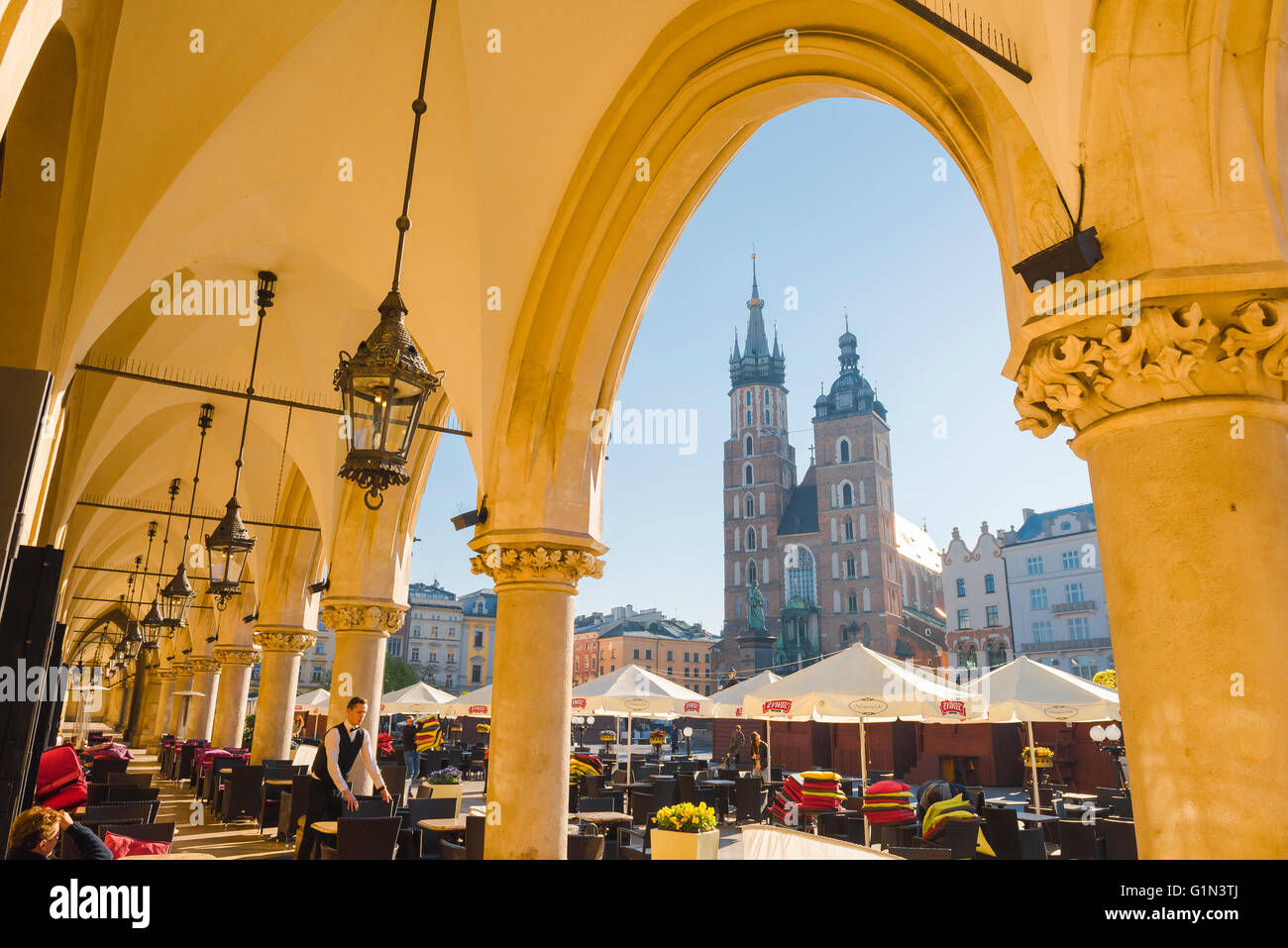 Place du marché de Cracovie, vue de la colonnade de l'ère de la renaissance Cloth Hall vers l'église de St Mary à la place du marché à Cracovie, Pologne. Banque D'Images