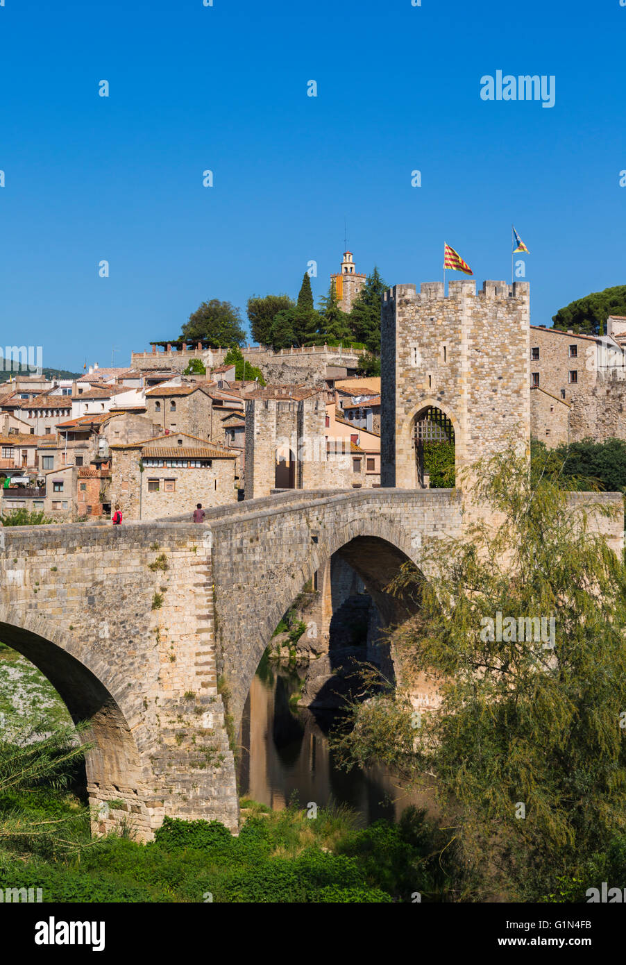 Besalu, province de Gérone, Catalogne, Espagne. Pont fortifié connu comme El Pont Vell, le Vieux Pont, traversée de la rivière Fluvia. Banque D'Images