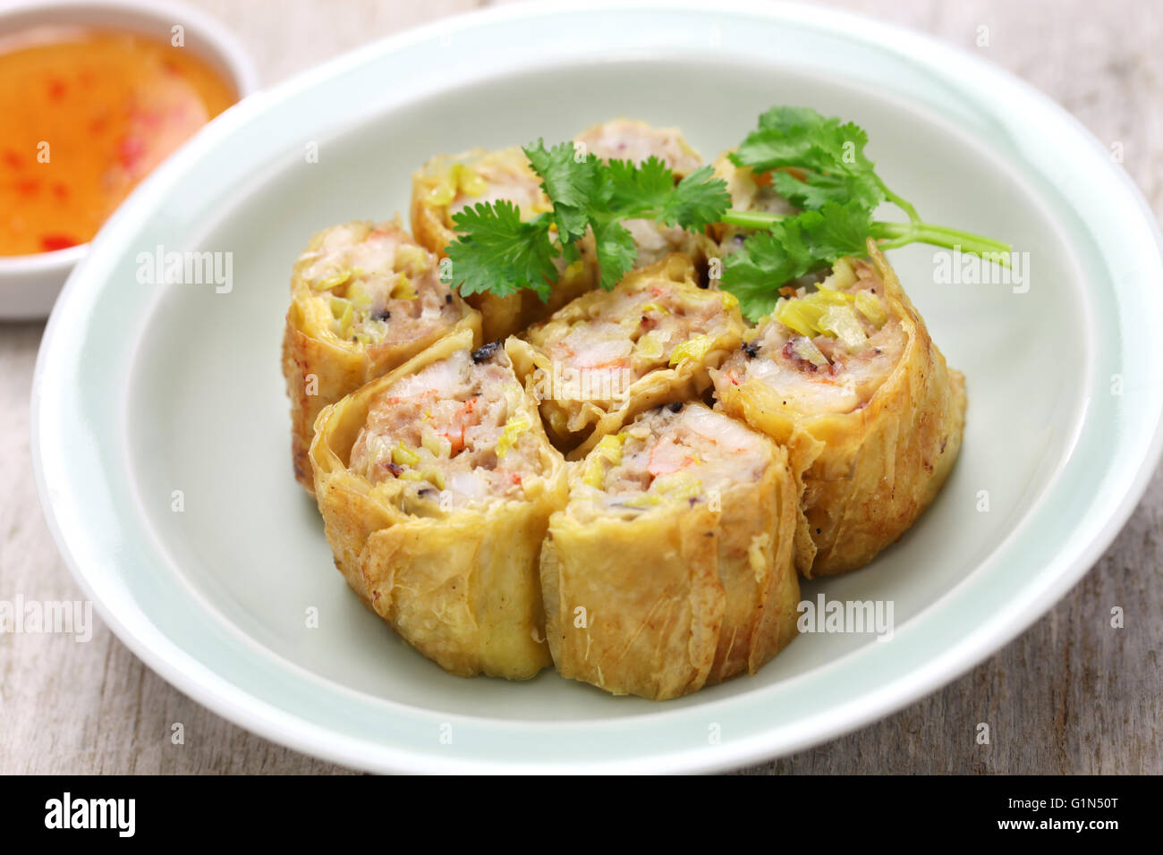 Tofu crevettes frites ( caillé ) peau rouleaux, dim sum chinois nourriture Banque D'Images