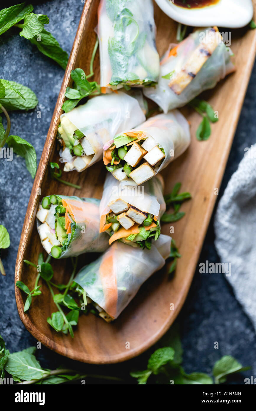 Asperges grillées au gingembre tofu des rouleaux de printemps avec sauce à la lime Banque D'Images