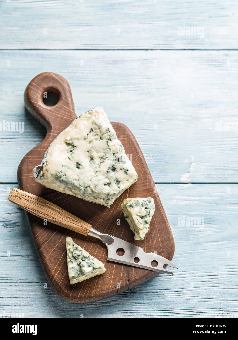 Le fromage bleu sur une planche de bois. Banque D'Images