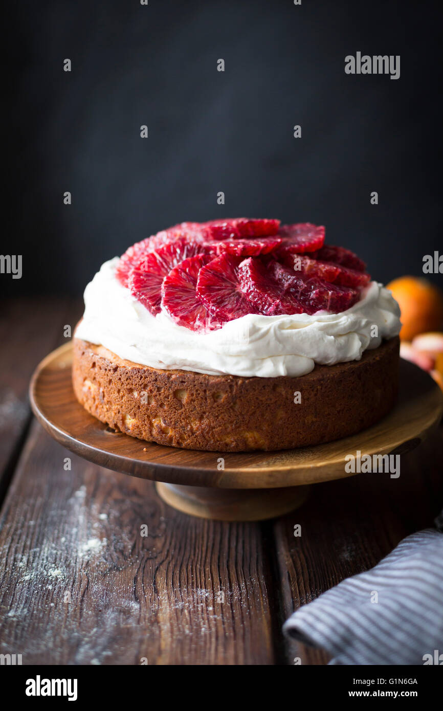 La farine de maïs & orange sanguine gâteau ricotta fouettée avec le mascarpone. Des plats sans gluten. Banque D'Images