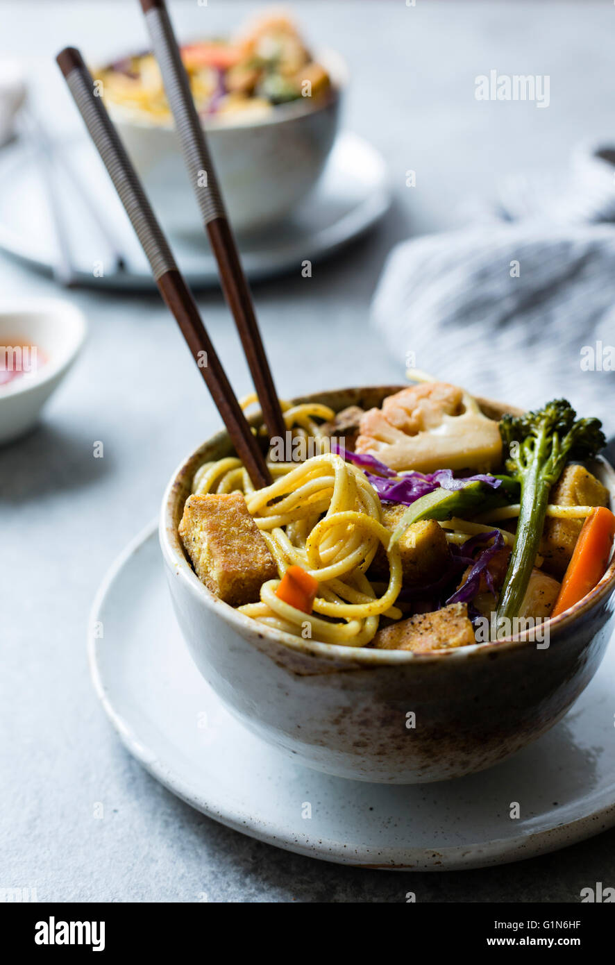 Nouilles au Curry croustillant avec du tofu et légumes d'hiver, des plats sans gluten et végétaliens. Banque D'Images