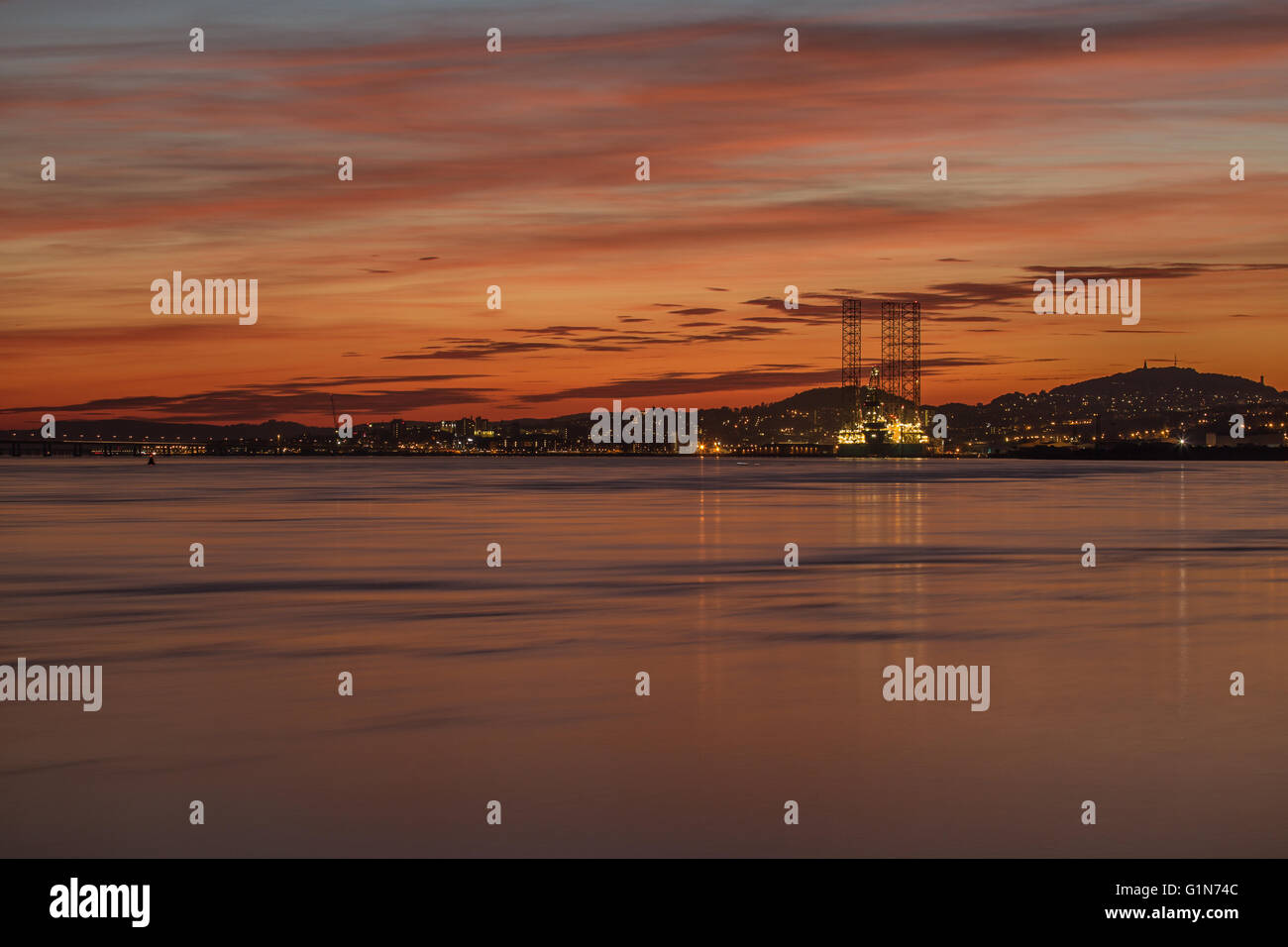 Plate-forme pétrolière en quais Dundee au coucher du soleil Banque D'Images
